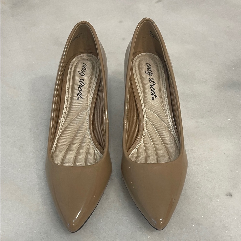 New Easy Street Tan Patent Pointed Toe Heels Comfort Cushion Size 7